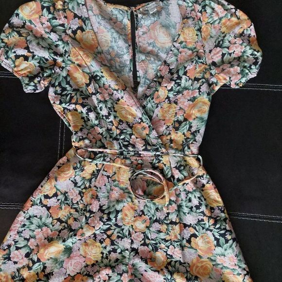 American Eagle XS floral romper - Picture 2 of 2